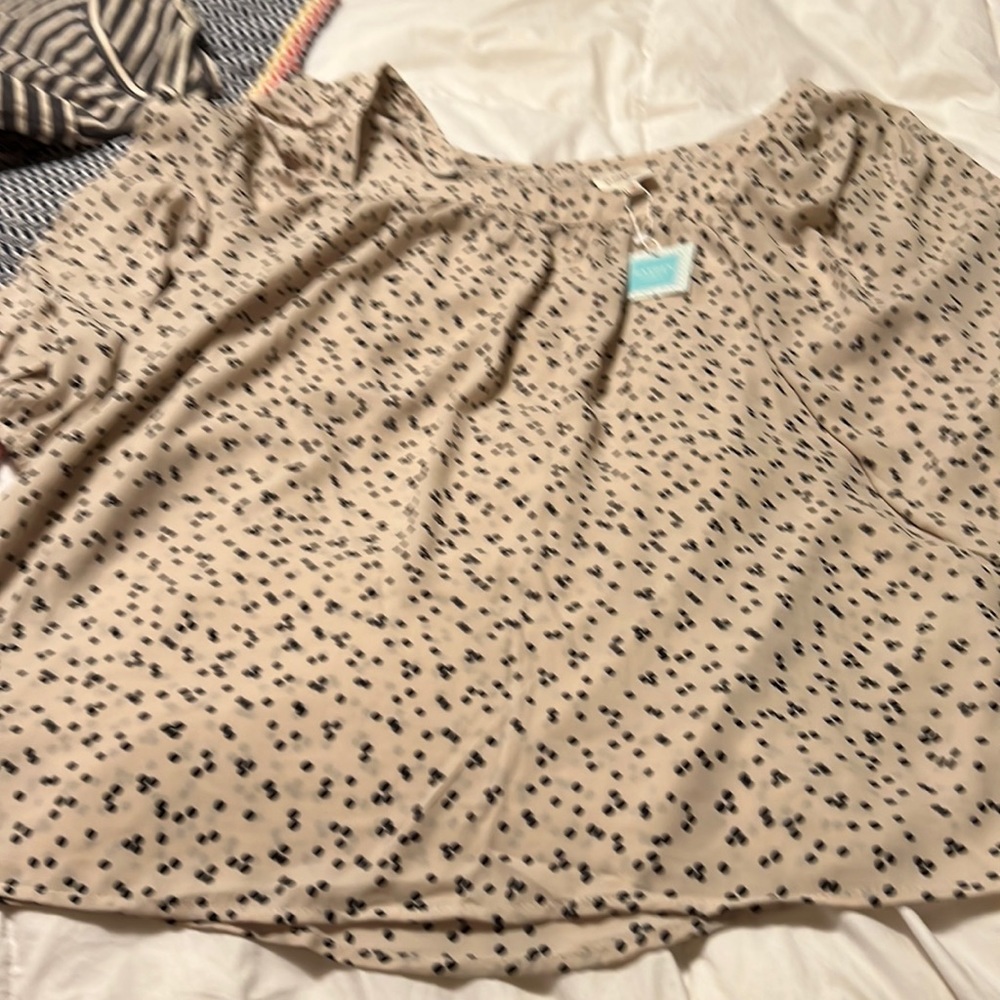 Heyden plus size top. Size is 1x. Tan body with black dots.